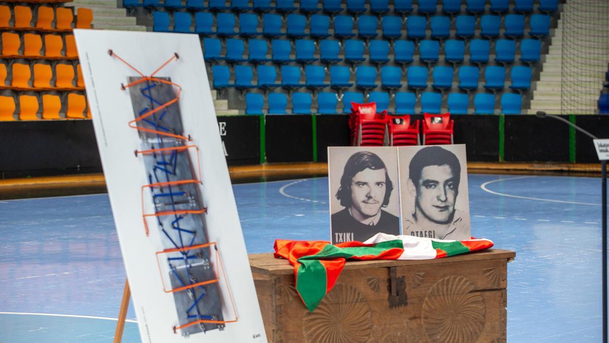 Txiki eta Otaegiren irudiak homenaldi batean.