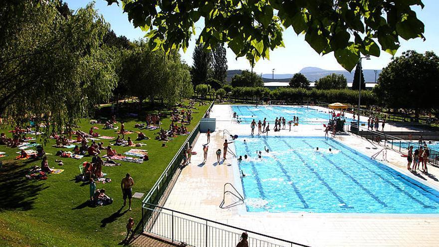Instalaciones de las piscinas de Lagunak en verano.