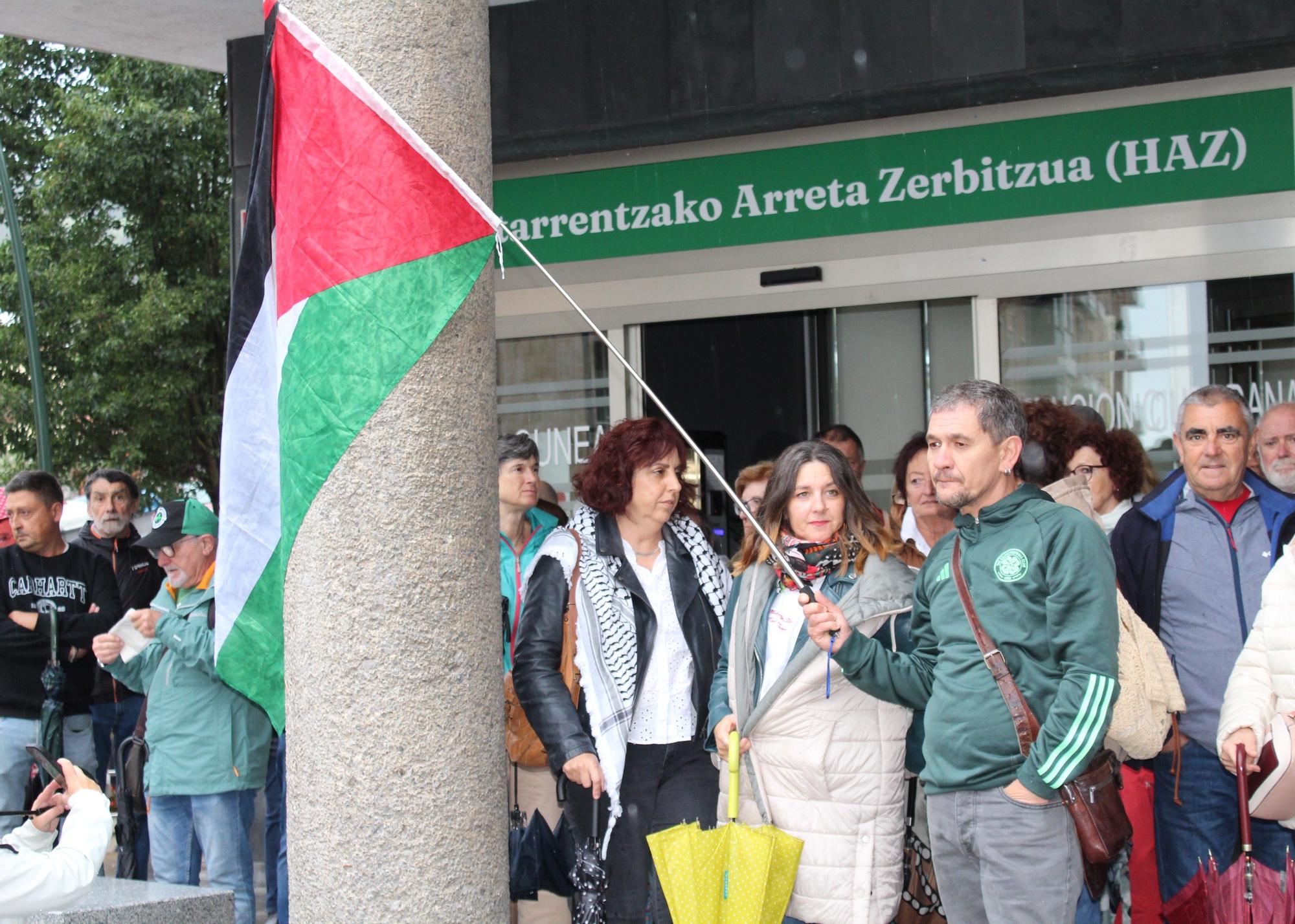 Más de 200 personas se concentran el Basauri contra el genocidio en Gaza