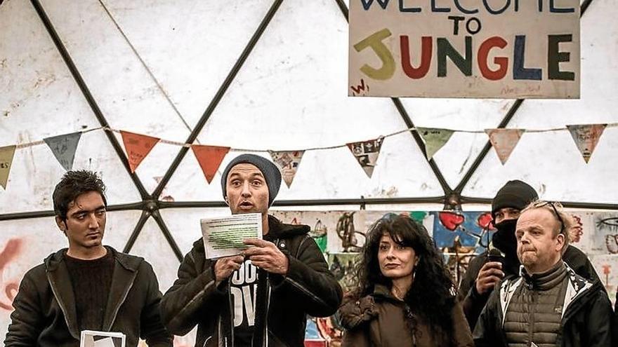 Jude Law apoya a los inmigrantes en Calais