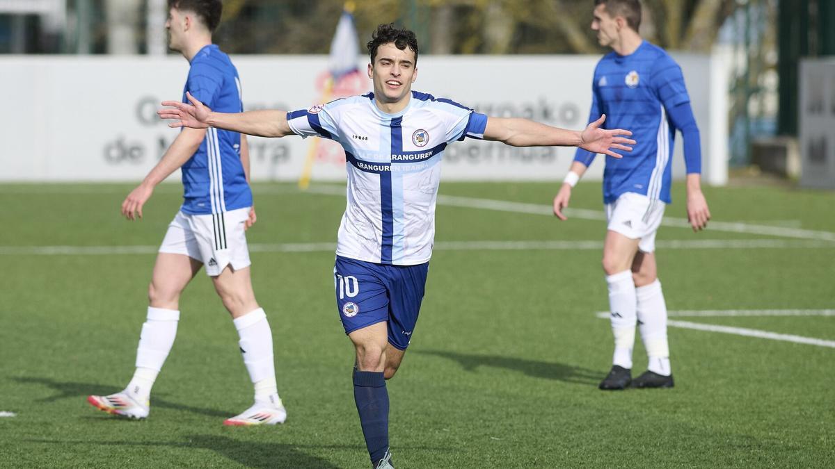 Jaime Dios celebra uno de los goles de la Mutilvera frente al Txantrea.