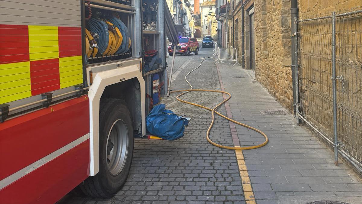 Imagen de la intervención de los bomberos en Sangüesa.
