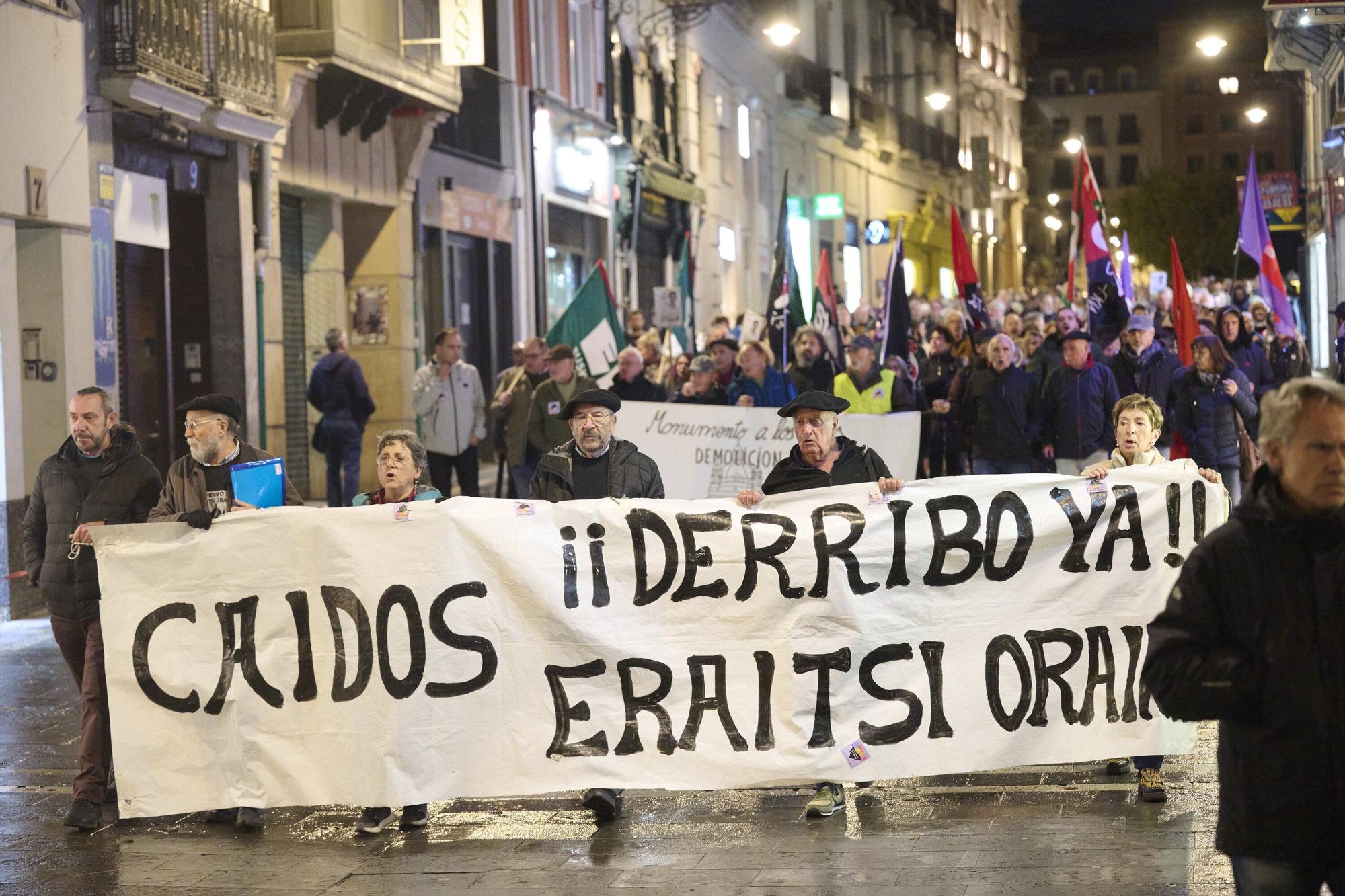 Manifestación de las asociaciones memorialistas para pedir el derribo del Monumento
