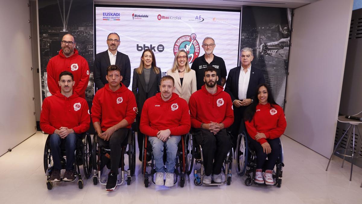 El BBK Bidaideak se presentó ayer junto a su patrocinador principal y las instituciones. El BBK Bidaideak se presentó ayer junto a su patrocinador principal y las instituciones.