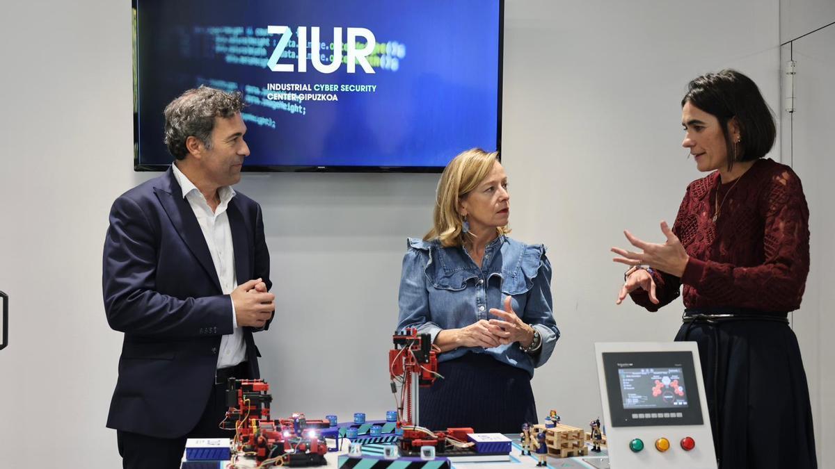 Unai Andueza, Eider Mendoza y María Penilla conversan en la sede de Ziur en Donostia.