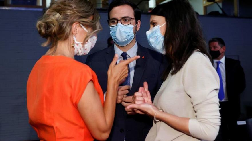 Alberto Garzón, rodeado de Yolanda Díaz e Irene Montero