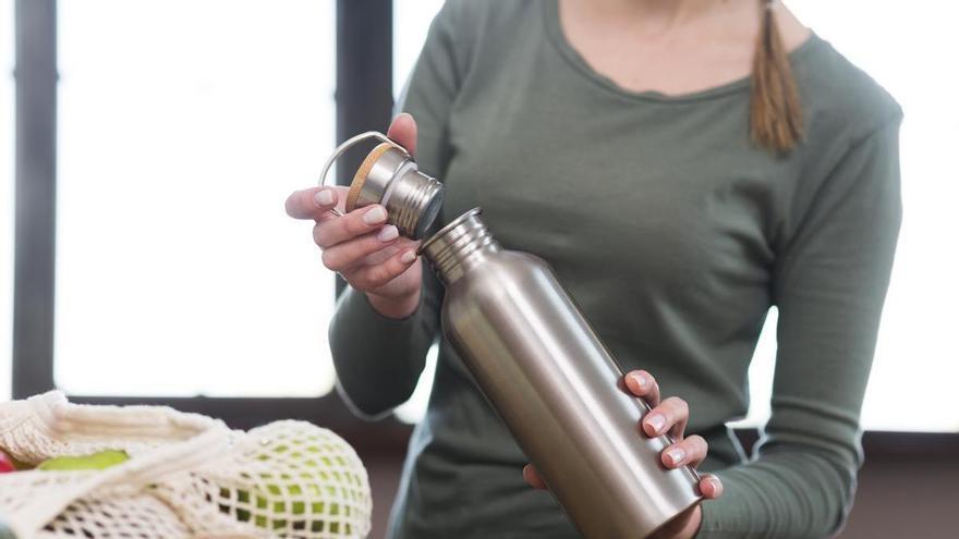 Mucho cuidado con el agua de tu botella reutilizable: tiene más bacterias que un WC, según un médico