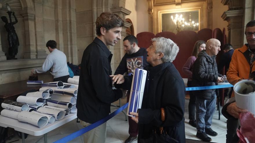 Las y los donostiarras han vuelto a hacer cola para conseguir el calendario municipal