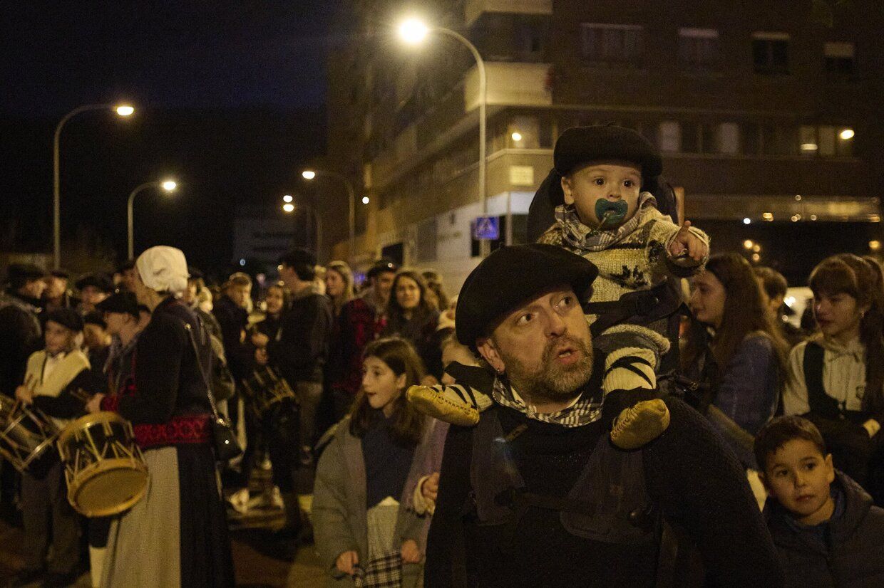 Olentzero y Mari Domingi recogen las últimas cartas en Iturrama