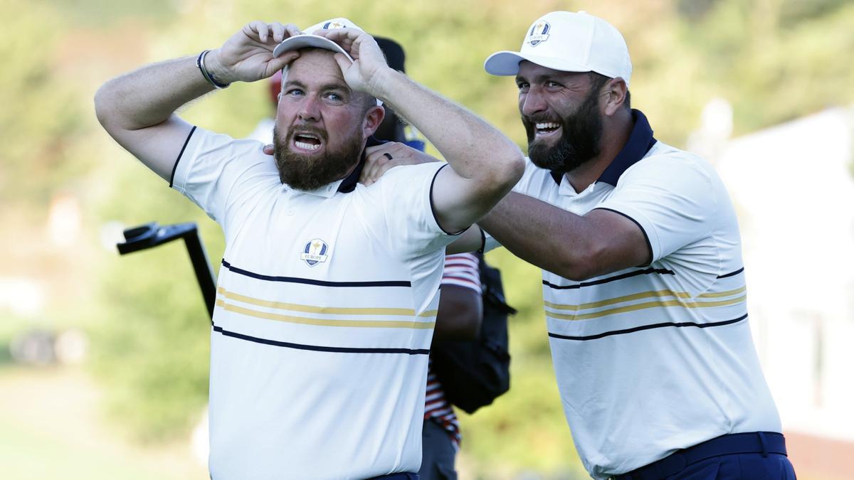 Jon Rahm felicita a un emocionado Shane Lowry tras lograr el medio punto que retenía la Ryder Cup para Europa.