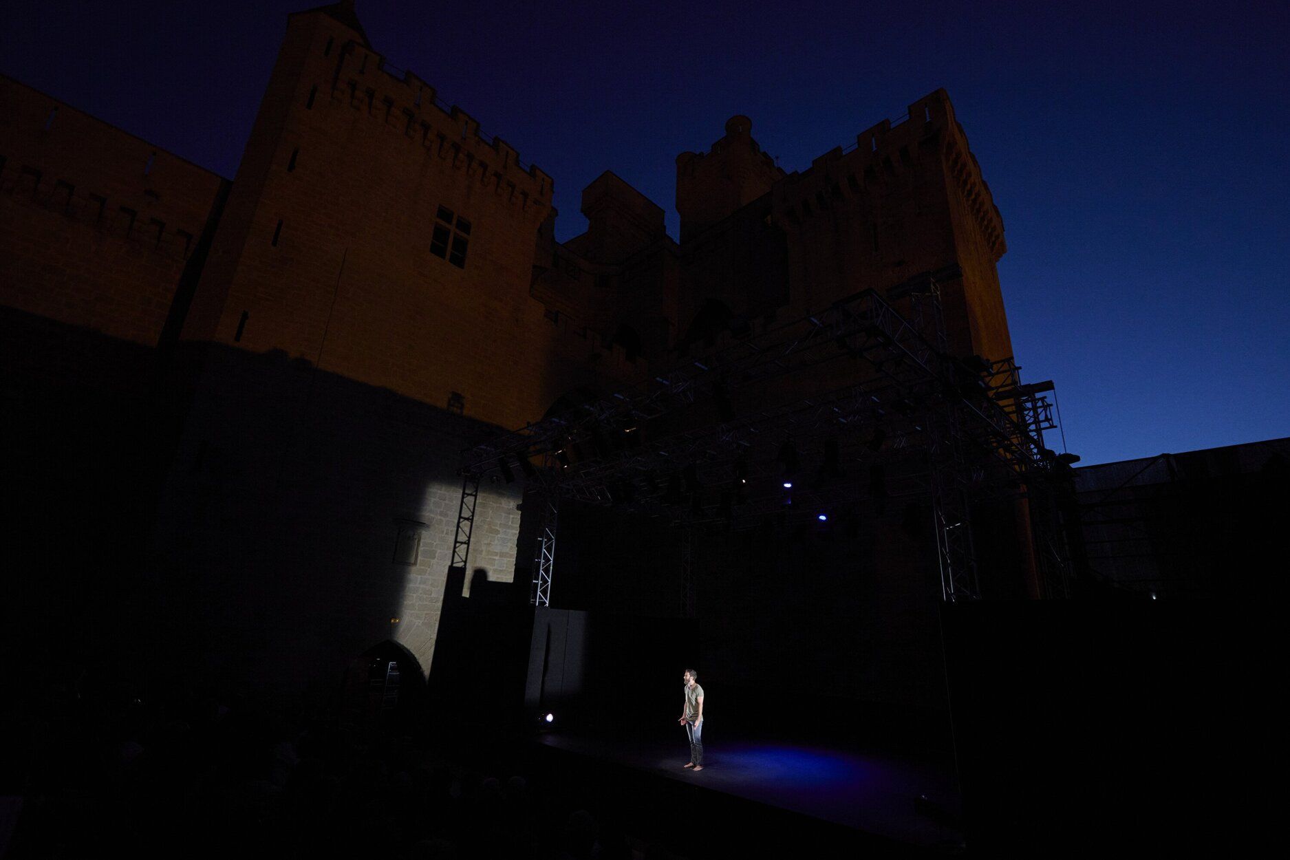 Imágenes de la obra 'En mitad de tanto fuego' en el Festival de Teatro de Olite