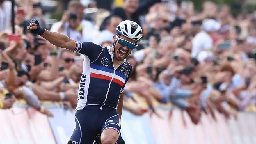 Julian Alaphilippe, exultante tras conquistar el Mundial por segunda vez consecutiva.