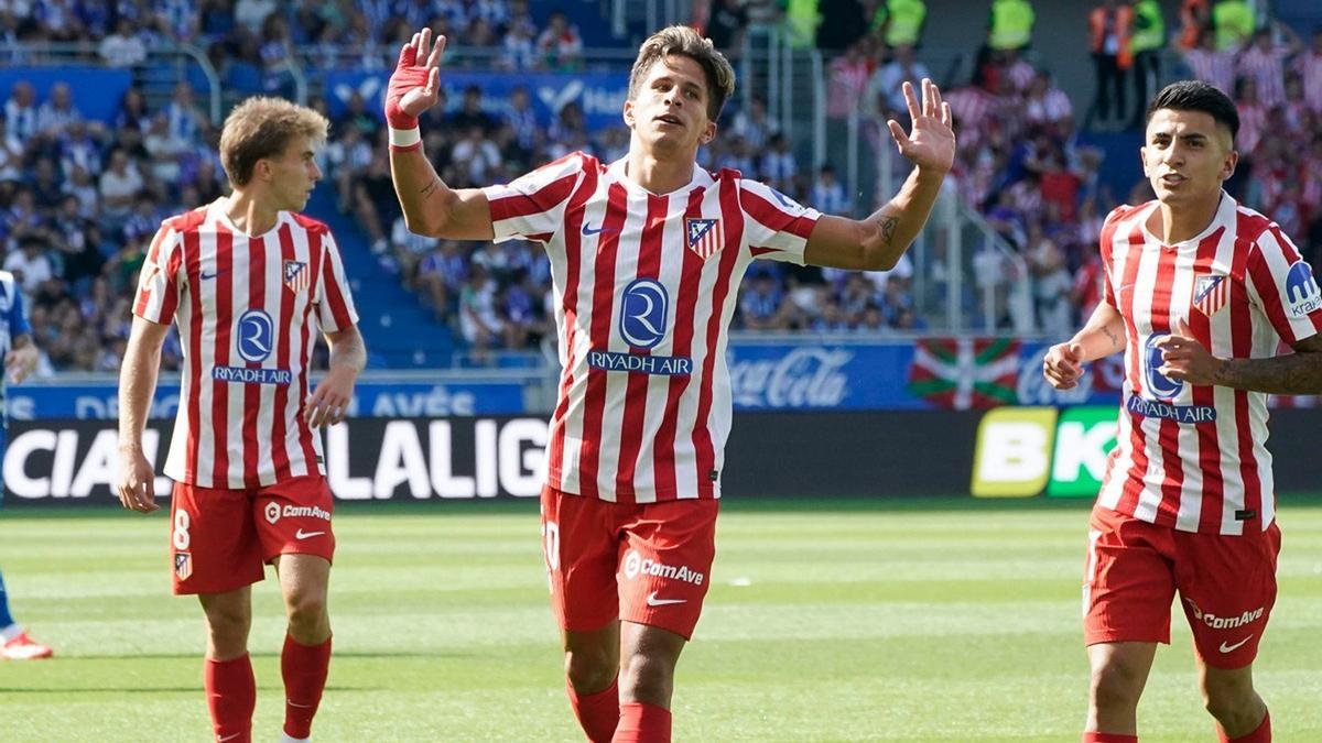 Giuliano Simeone se disculpa con la grada de Mendizorroza tras su gol