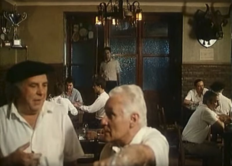 El actor Felipe Barandiaran, entrando al Isabel, en la película.