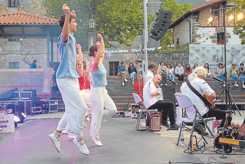 Dantzak presentzia nabarmena du jaialdian.
