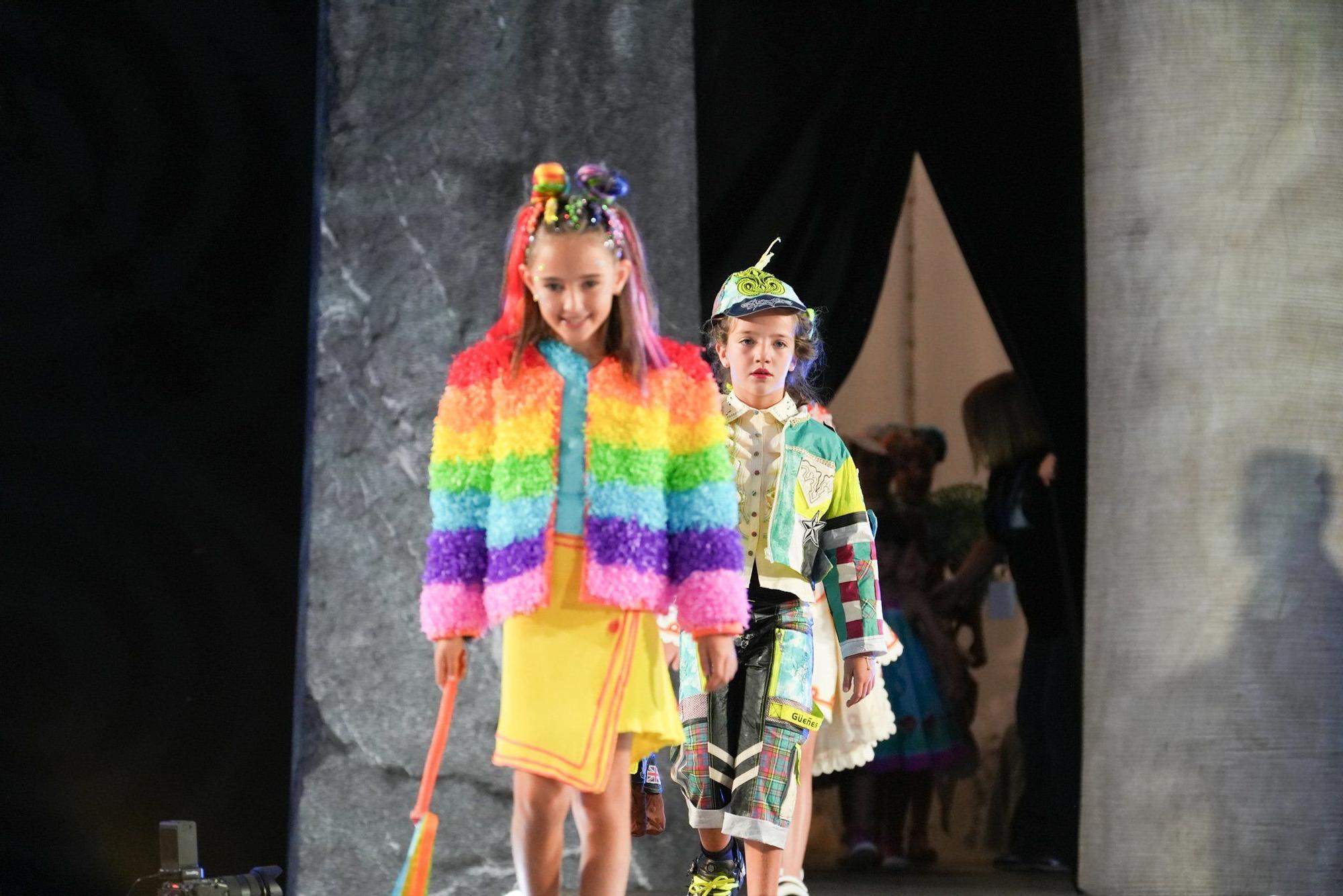 En imágenes: así ha sido el desfile de Vestidos de Papel de Güeñes