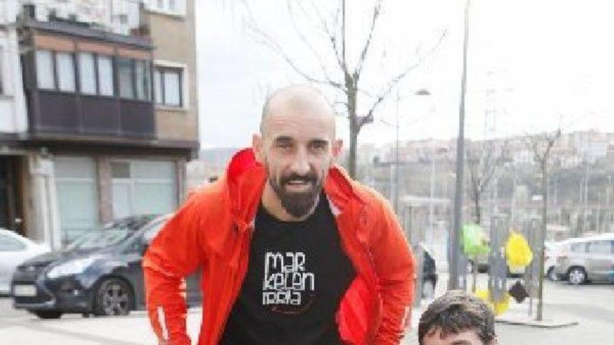 Arkaitz Erice, de pie, junto con Javi Merino y Sonia Angulo, con su hijo Markel en medio de ambos.