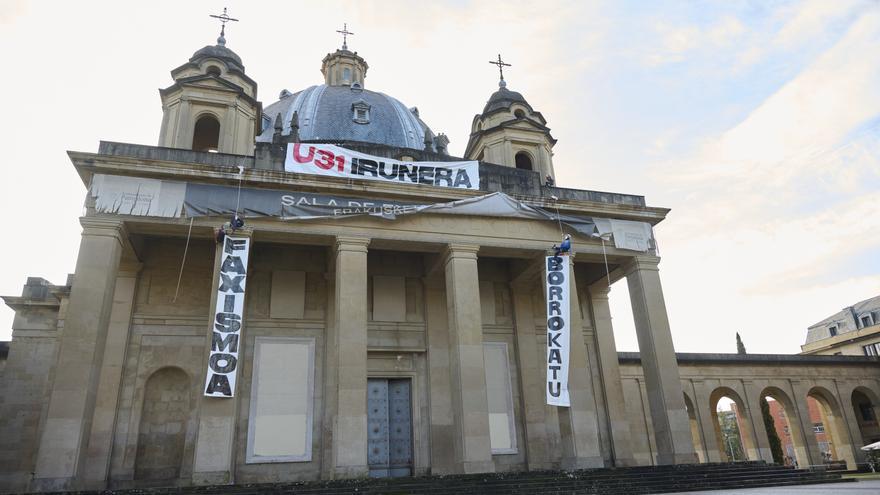Descolgados del Monumento a los Caídos los dos miembros de GKS que habían colocado pancartas contra el fascismo