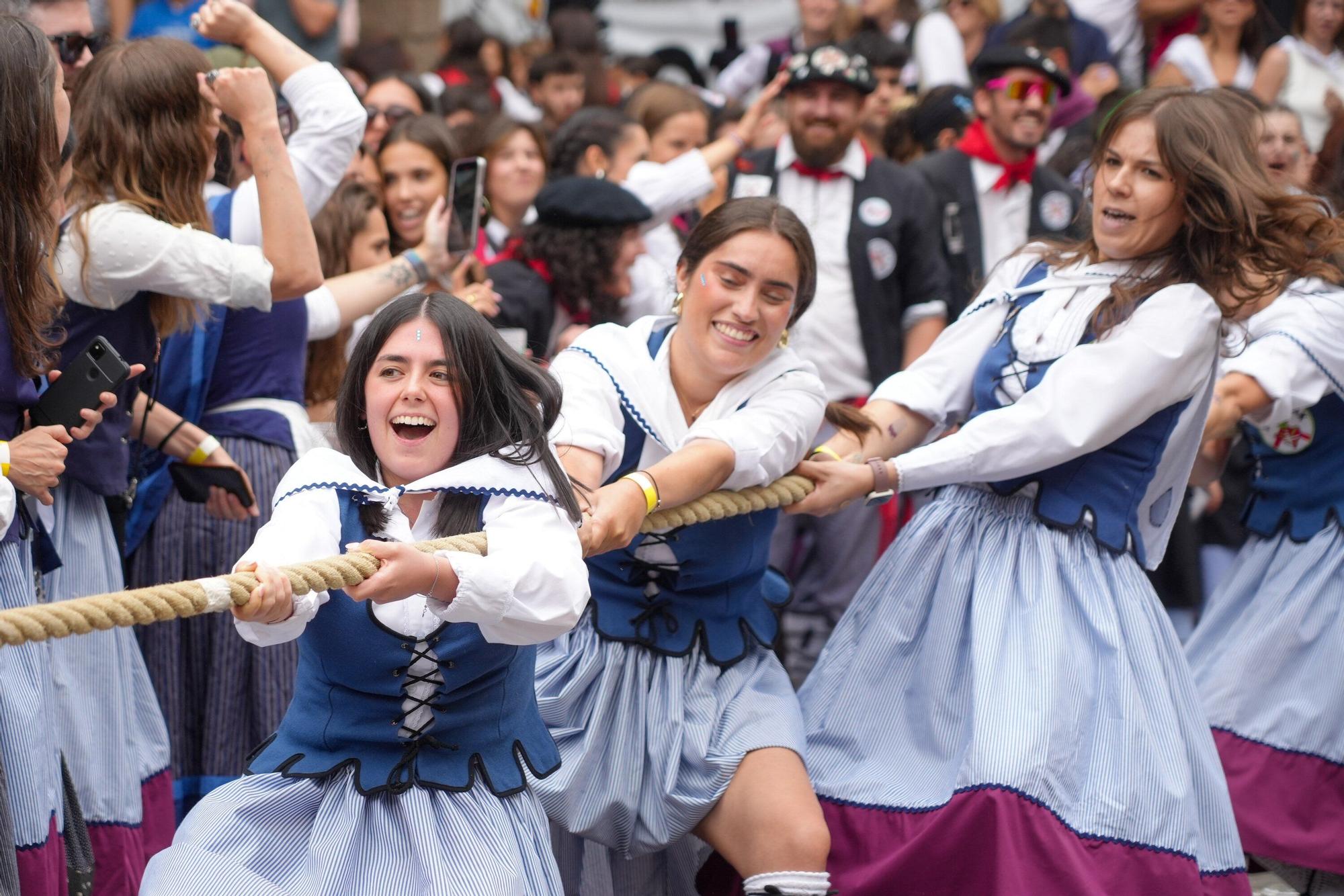 En imágenes: Blusas y neskas triunfan en los herri kirolak