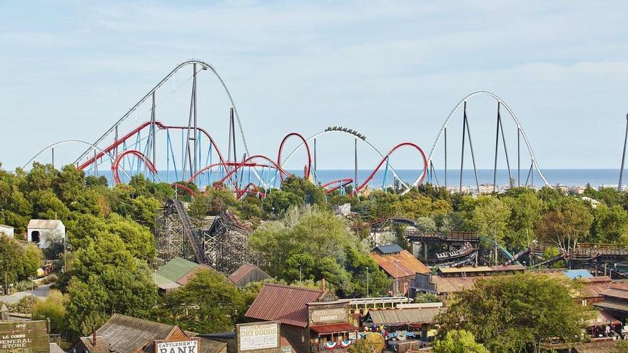 Accidente en PortAventura: 14 heridos, dos de ellos críticos, al caer un árbol sobre una atracción