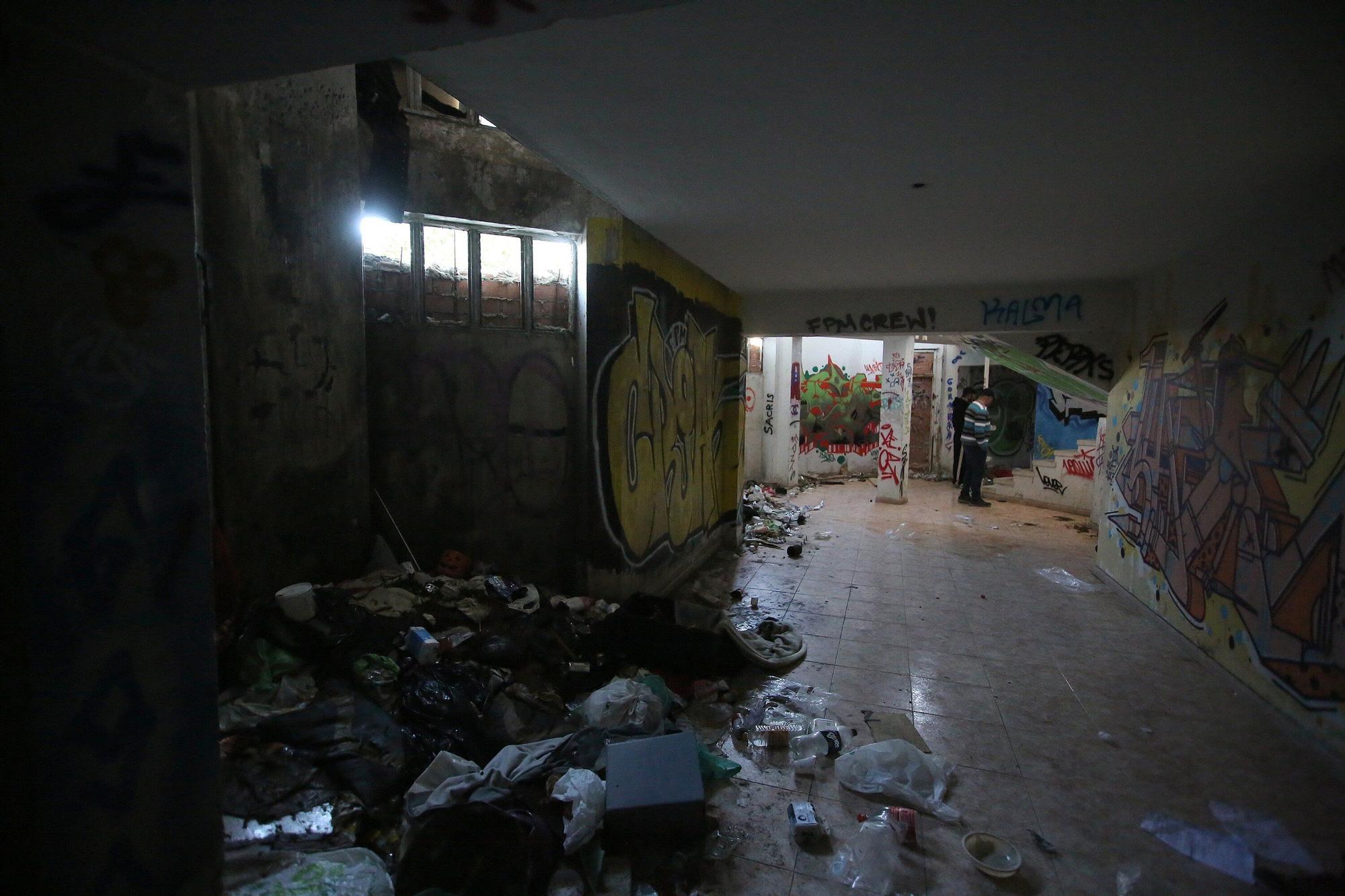 Fotos del antiguo convento de las Agustinas en Aranzadi, en ruinas, donde malviven decenas de personas