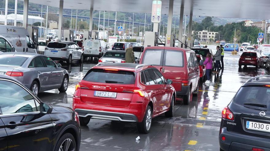 Largas colas en las gasolineras para repostar.