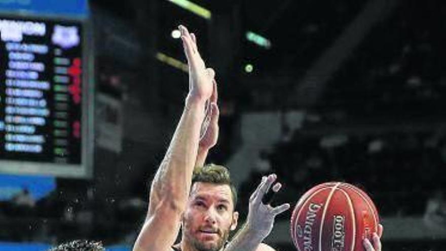 Marko Todorovic, que jugó con gripe, trata de frenar a Rudy.