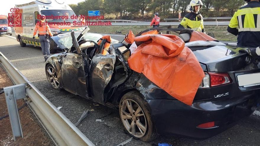 Un adelantamiento acaba en tragedia en la AP-15 en Castejón: un joven fallece y otro resulta herido grave