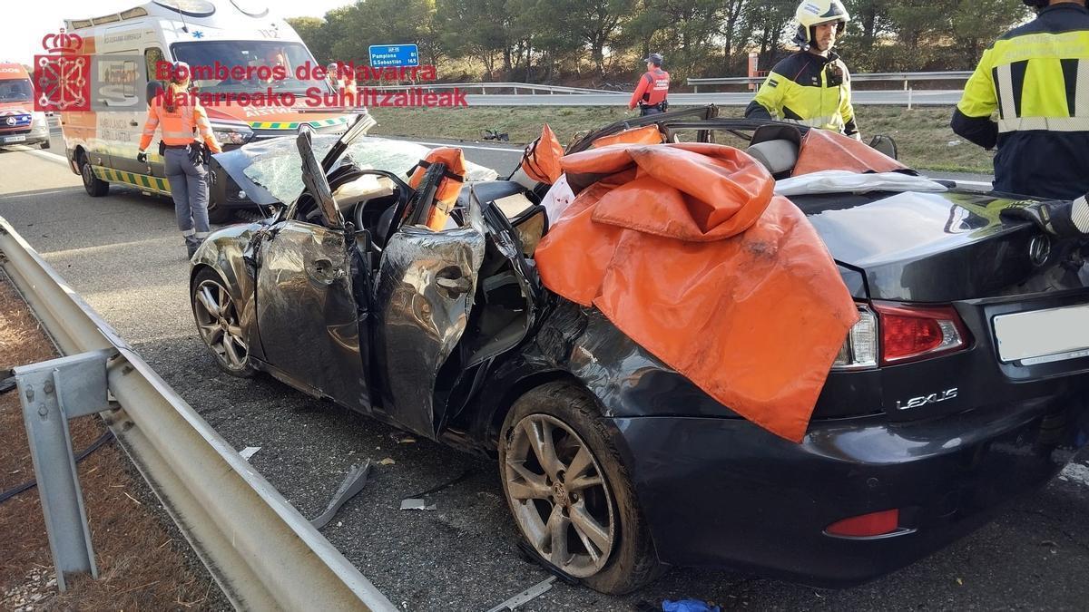 Estado en el que ha quedado el turismo tras dar varias vueltas de campana en la AP-15 y tras los trabajos de desatrapamiento.