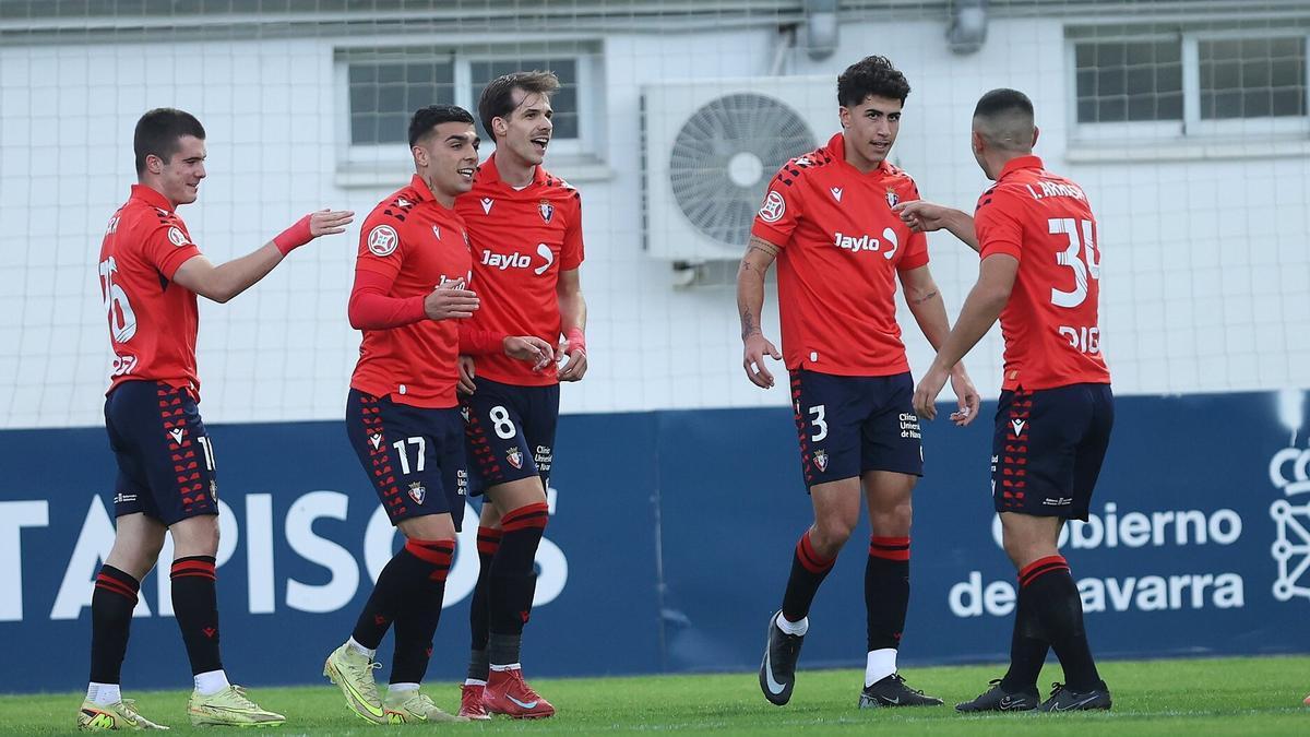 Auría, Arroyo, Yoldi, Jiménez y Arrasate celebran un gol en el encuentro frente al Barakaldo.