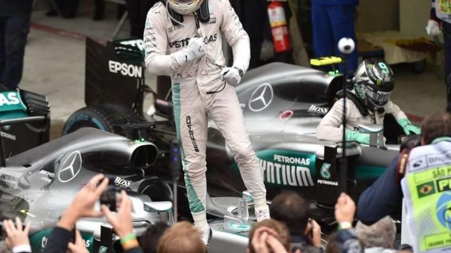 Hamilton gana en Brasil y le discutirá el título a Rosberg en Abu Dabi