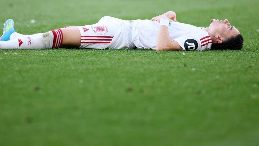 Protestas e insultos a los jugadores del Sevilla tras otra derrota que acerca el descenso