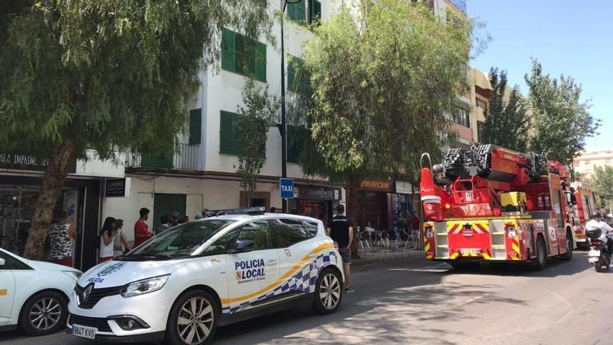 Cuatro heridos, dos críticos, y 70 desalojados tras explotar una vitrocerámica en un edificio de Ibiza