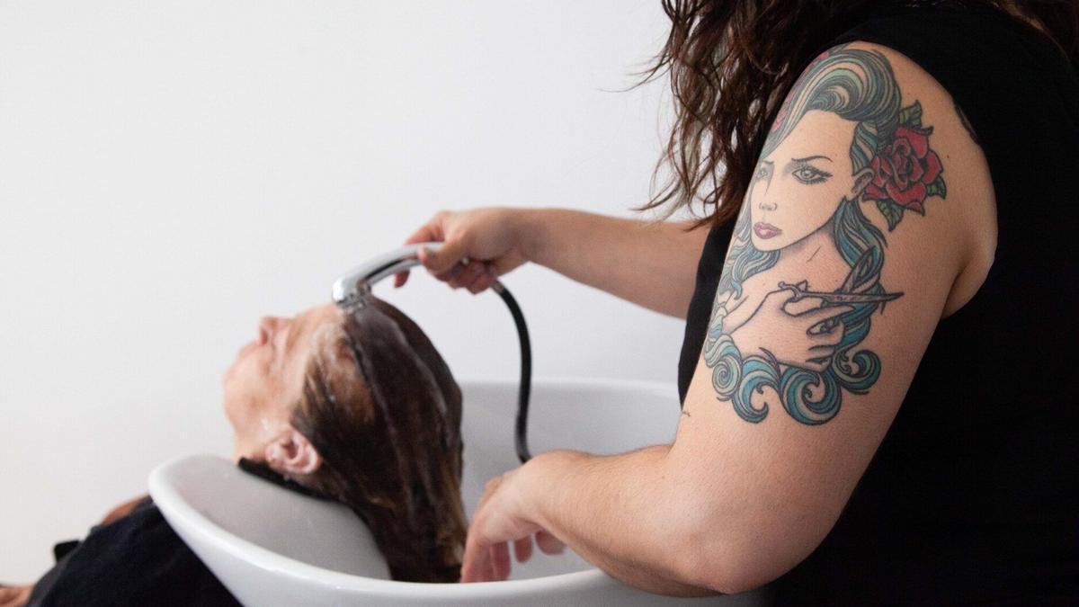 Una peluquera de Vitoria lavando la cabeza de una clienta.