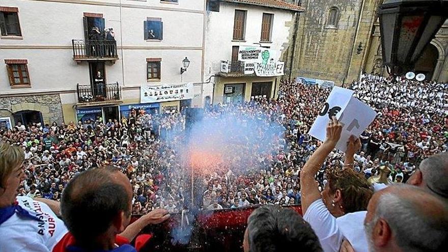 Un grupo de la asociación Duintasuna lanza el txupinazo que dio ayer comienzo a las fiestas patronales de Errenteria