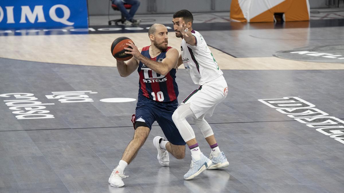 Quino Colom, durante un encuentro contra el Unicaja durante su etapa en el Baskonia.