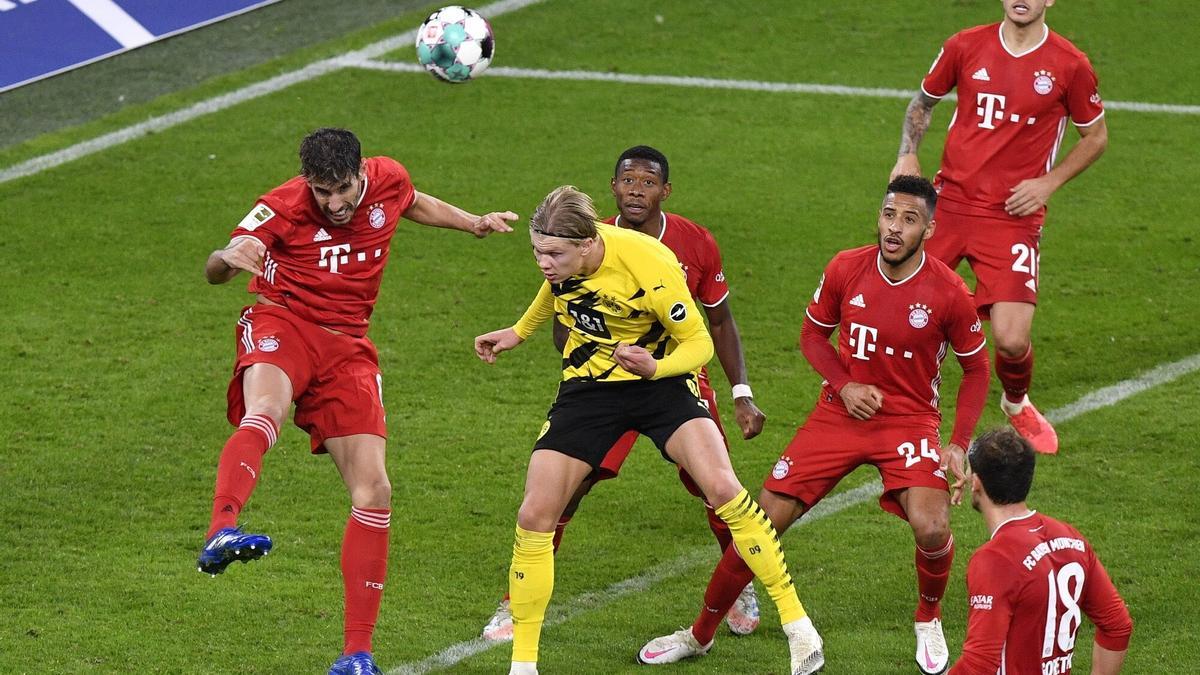 Javi Martínez disputa un balón aéreo con Erling Haaland, en su última visita al Signal Iduna Park.