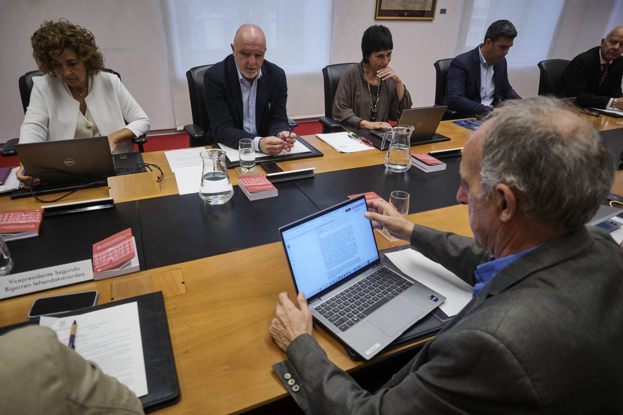 Fotos de la Mesa y Junta de Portavoces del Parlamento de Navarra (01/09/2025)