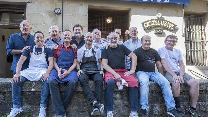 Foto de familia de los cocineros que se sumaron al homenaje de Mikel Zeberio en el exterior de la sociedad Gaztelubide.