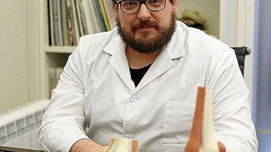 Unai Ortiz en su consulta de podología.