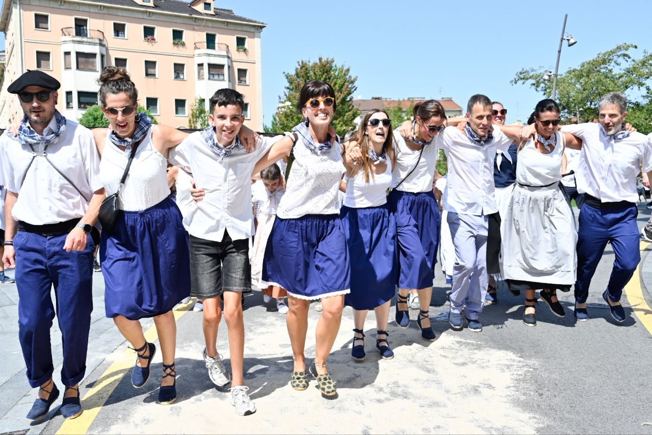 Gran ambiente en el desfile de la Euskal Jira de Irun