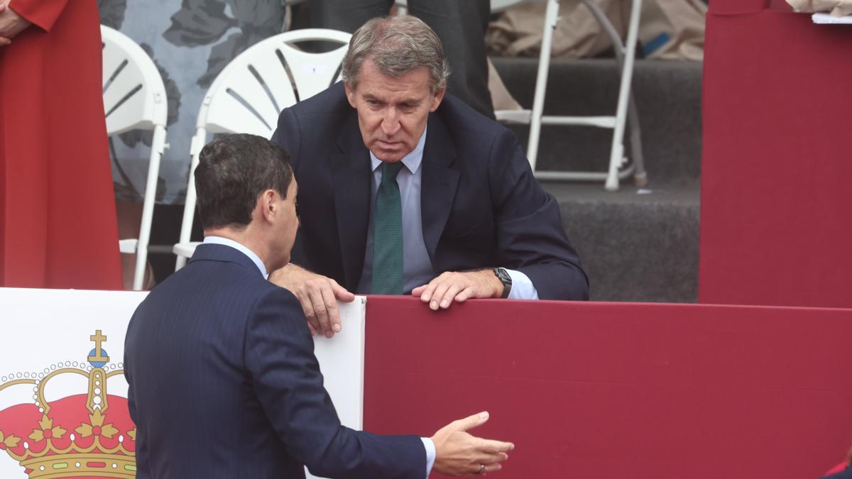 Feijóo conversa con el presidente andaluz, Juanma Moreno.