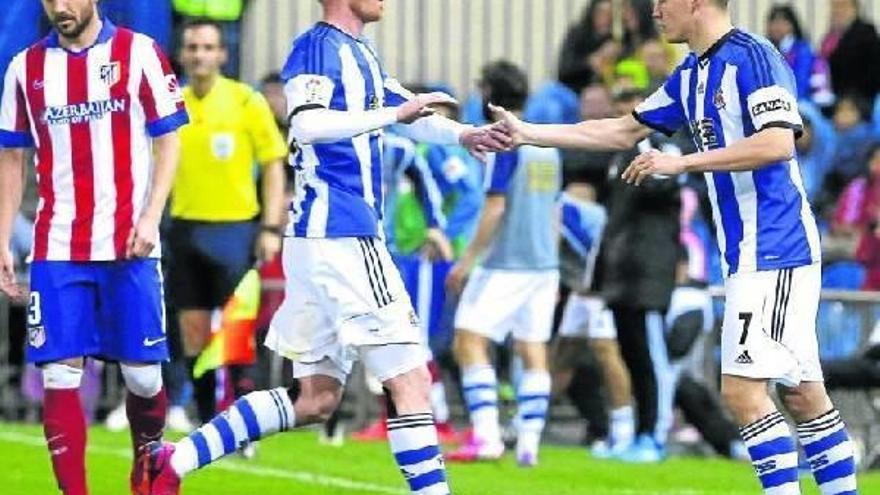 David Zurutuza es relevado por Alfred Finnbogason durante el partido del pasado martes contra el Atlético de Madrid.