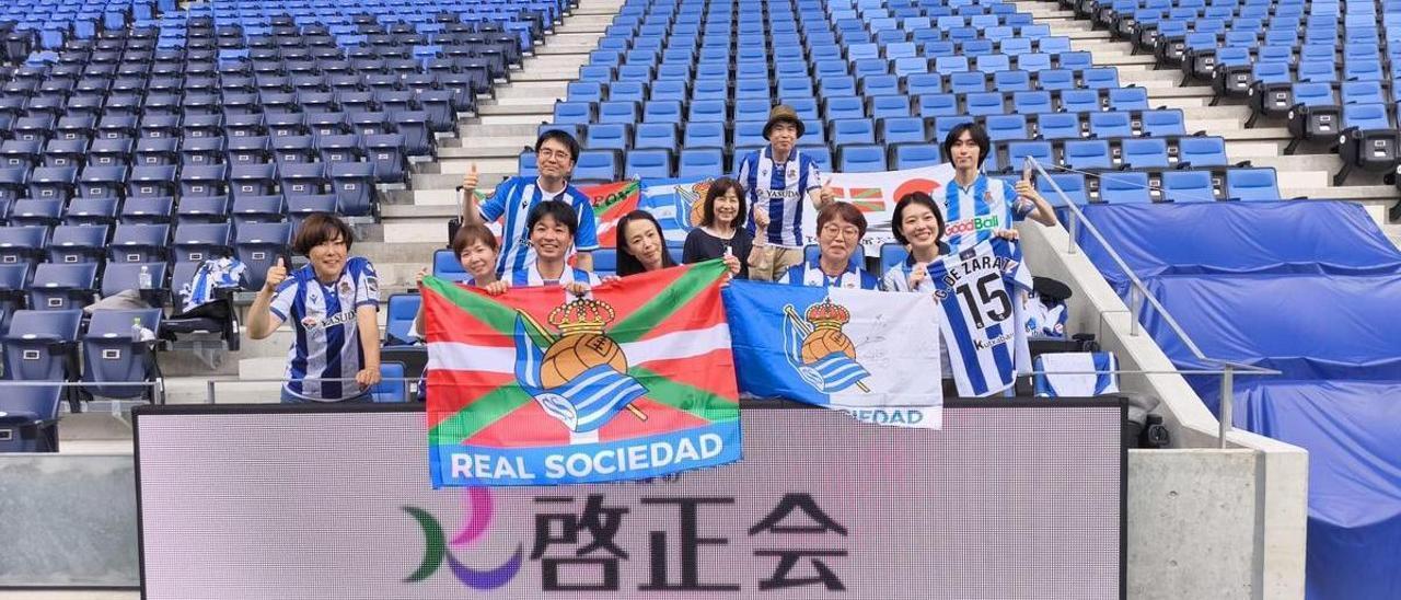 La afición de la Real Sociedad en Japón sorprende cantando (y muy bien) el 'Txuri-Urdin'