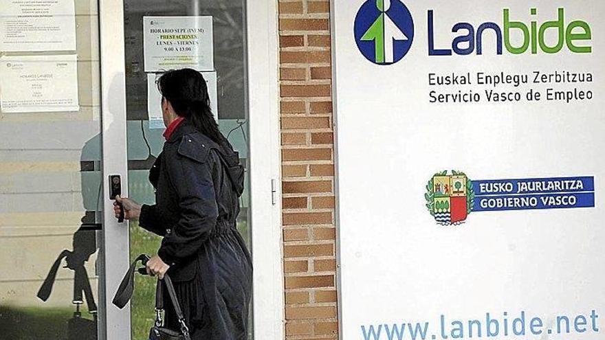 Una mujer accede a una de las oficinas del Servicio Vasco de Empleo.