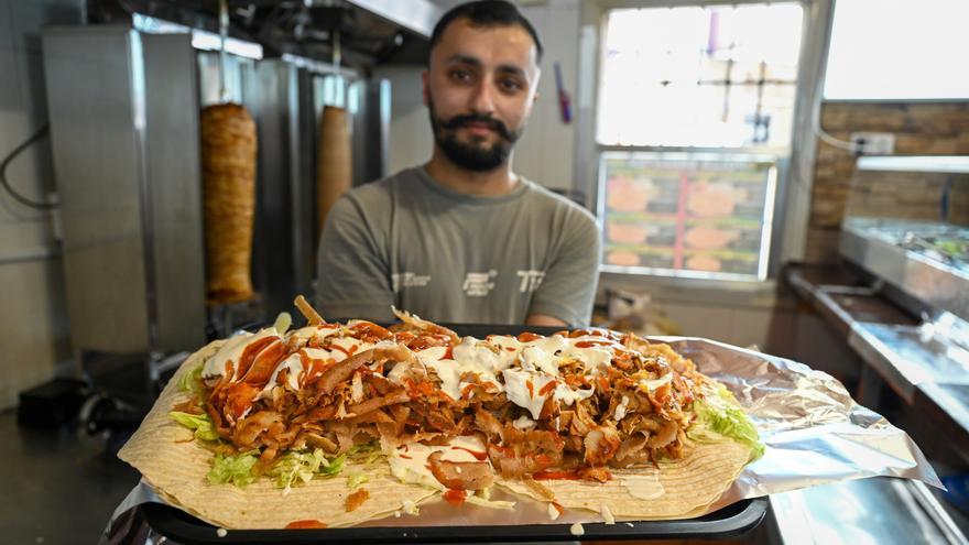 Un kebab de Bilbao premia con 100 euros a quien consiga comerse un durum de 2,5 kilos
