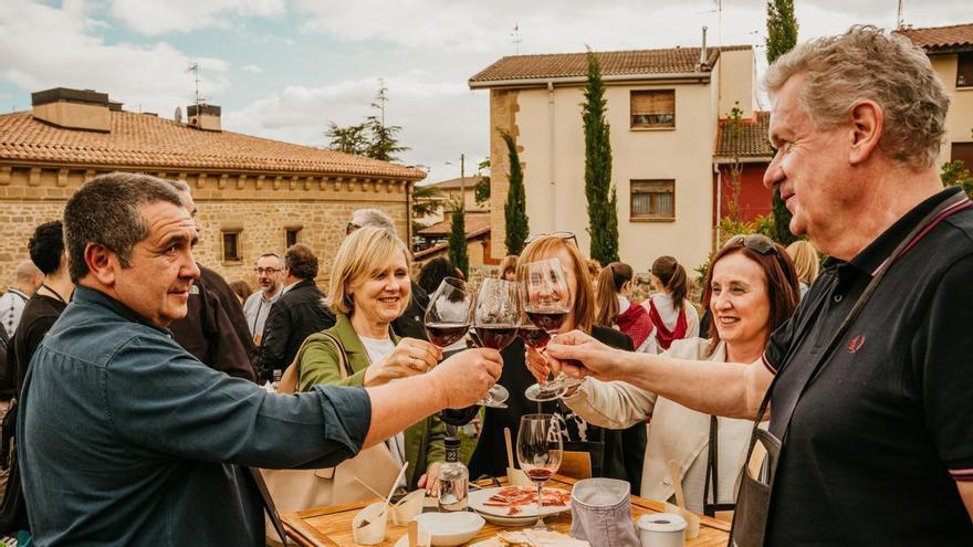 Asistentes brindando en una edición anterior de Samaniego in Wine
