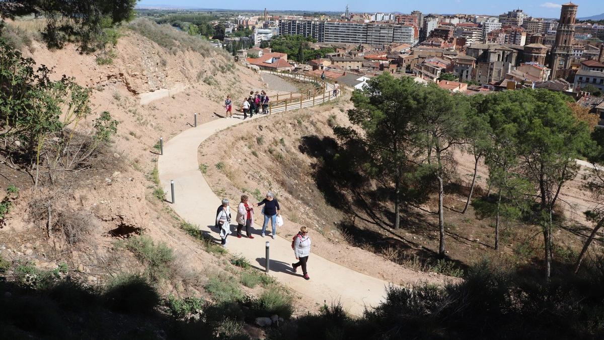 Vista panorámica de la ladera del cerro de Santa Bárbara con Tudela al fondo.