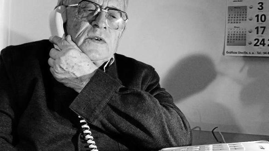 Jesús Biain atiende el Teléfono de la Esperanza un día de abril de 2006.