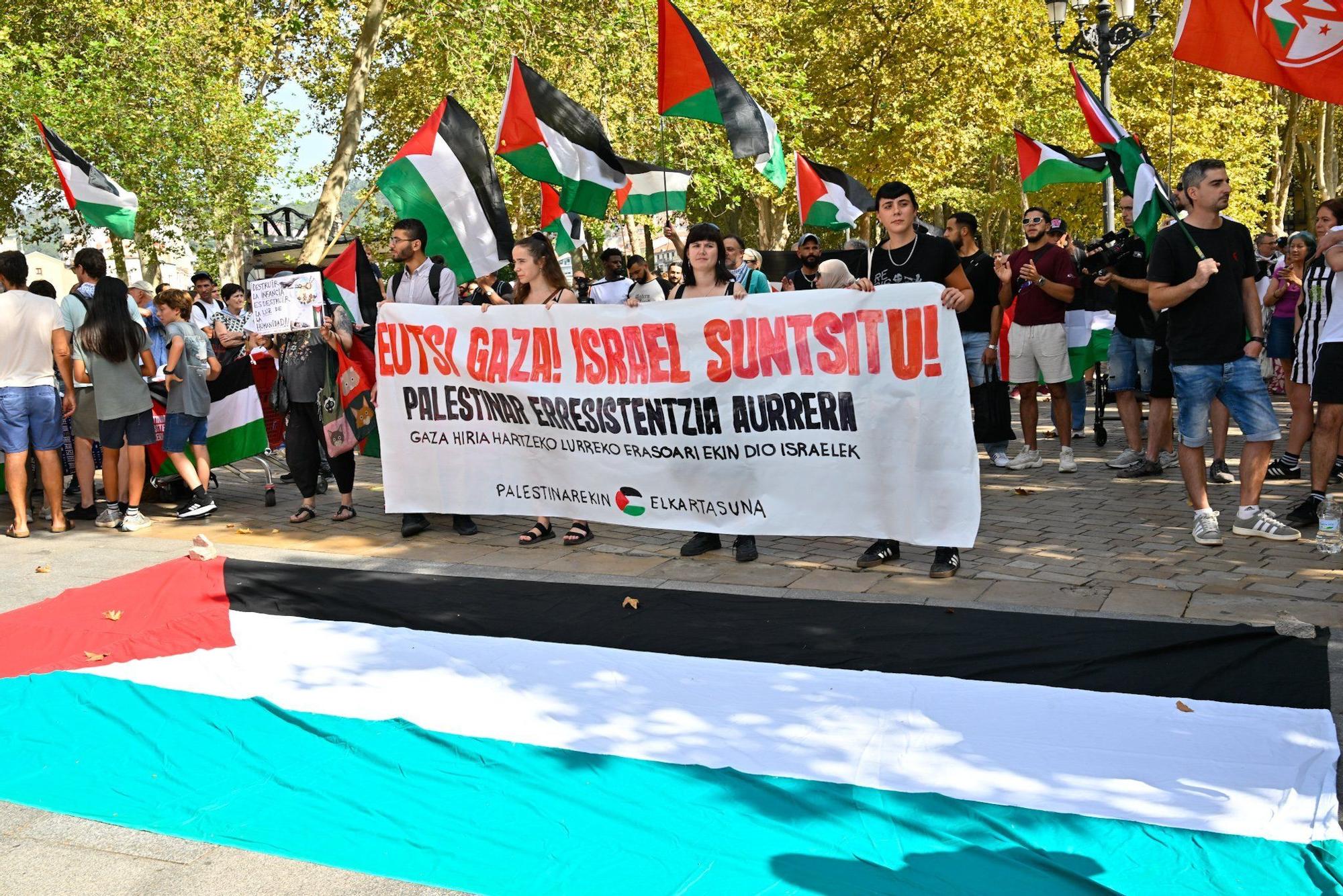 En imágenes: Más de 300 personas se concentran en El Arenal para denunciar el ataque terrestre sobre la ciudad de Gaza